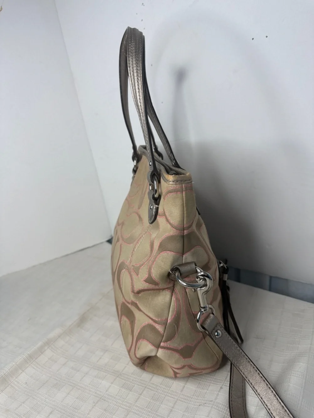 Coach Daisy Outline Signature Metallic Mia Tote handbag, model F23940. - Picture 4 of 10